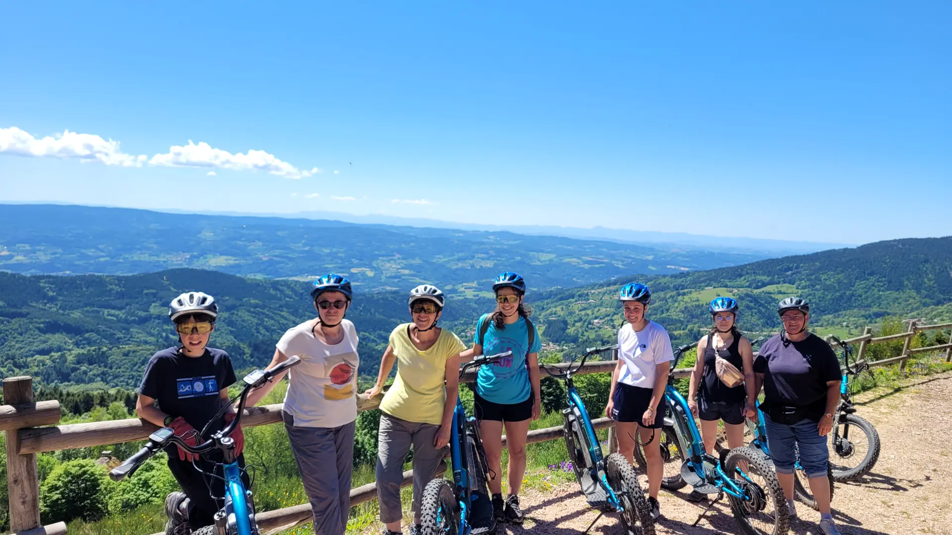 Un groupe d'enfants en balade en trottinette électrique