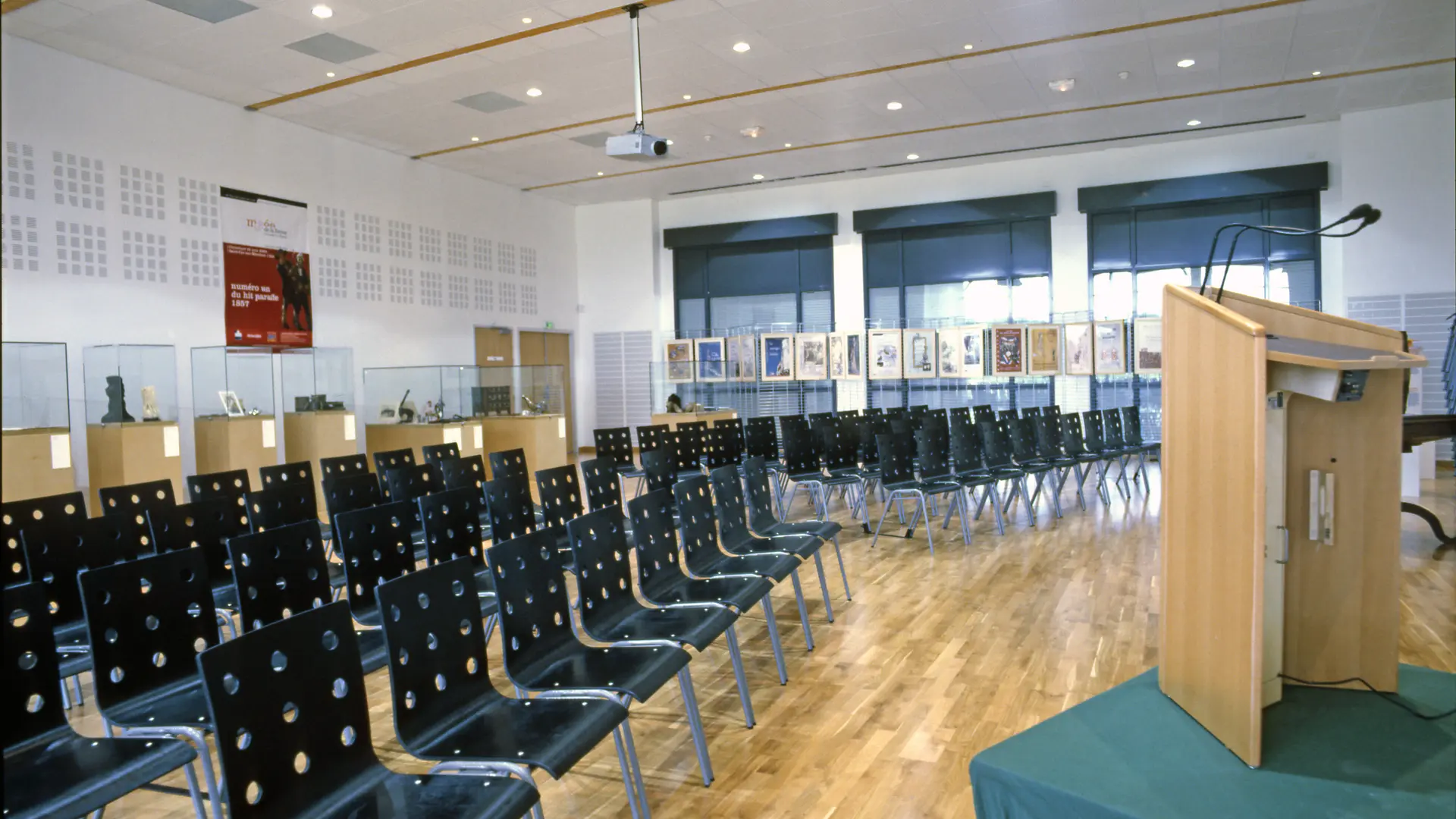 Salle de conférence format théâtre