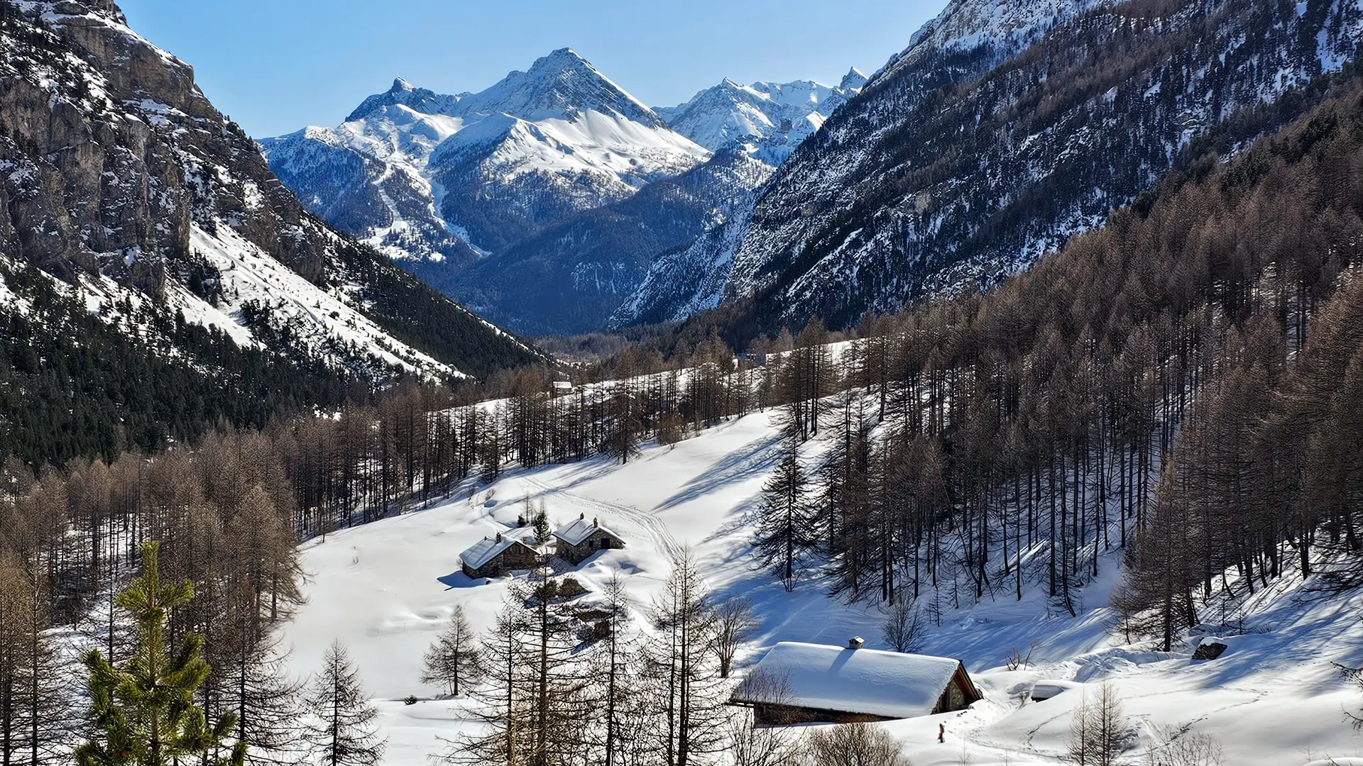 Les granges de la vallée étroite en hiver