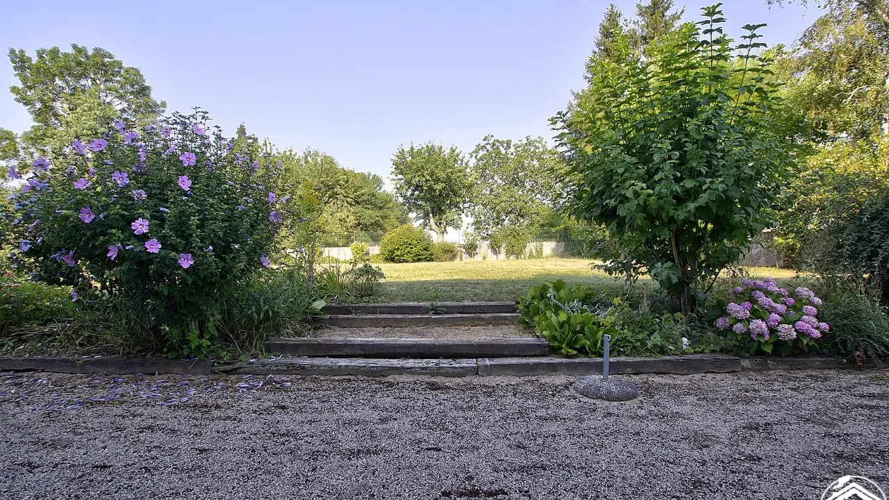 Cour et jardin depuis la cuisine.