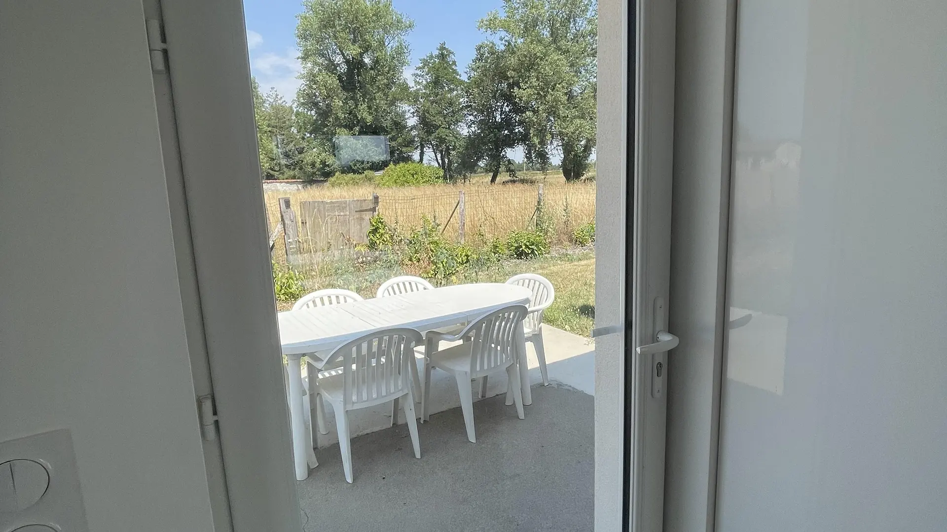 Terrasse Ouest vue de la cuisine américaine