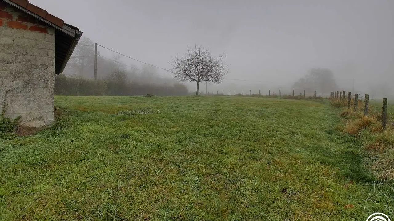 Des champs entourent le gîte.