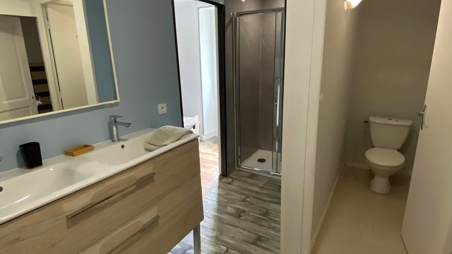 salle d'eau communiquant