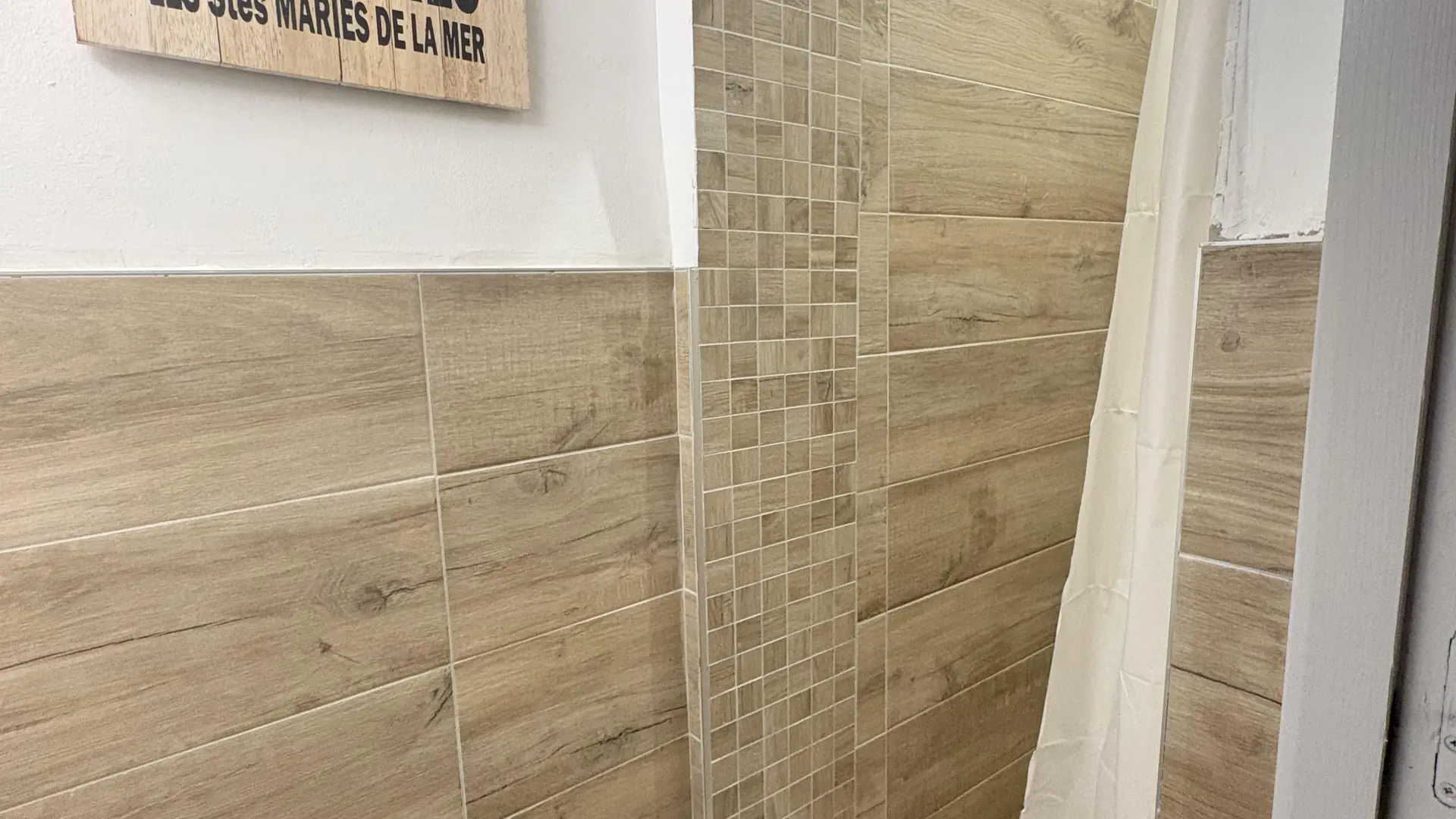 Salle de douche vue 1