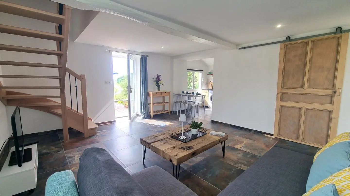 Espace salon avec canapé convertible.