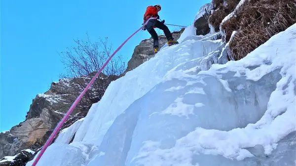 Cascade de glace - Bureau des guides du Champsaur