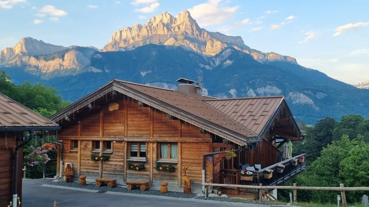 Vue de l'aiguille de Varan et Rouge depuis le Chalet