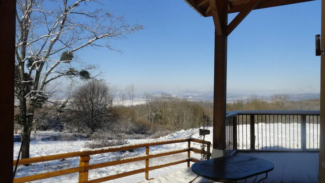Terrasse privative couverte. Vue panoramique sur la plaine de l'Ain.