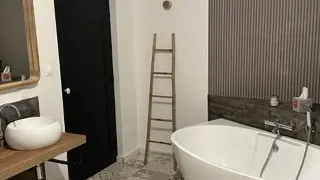 La grande salle de bain attenante