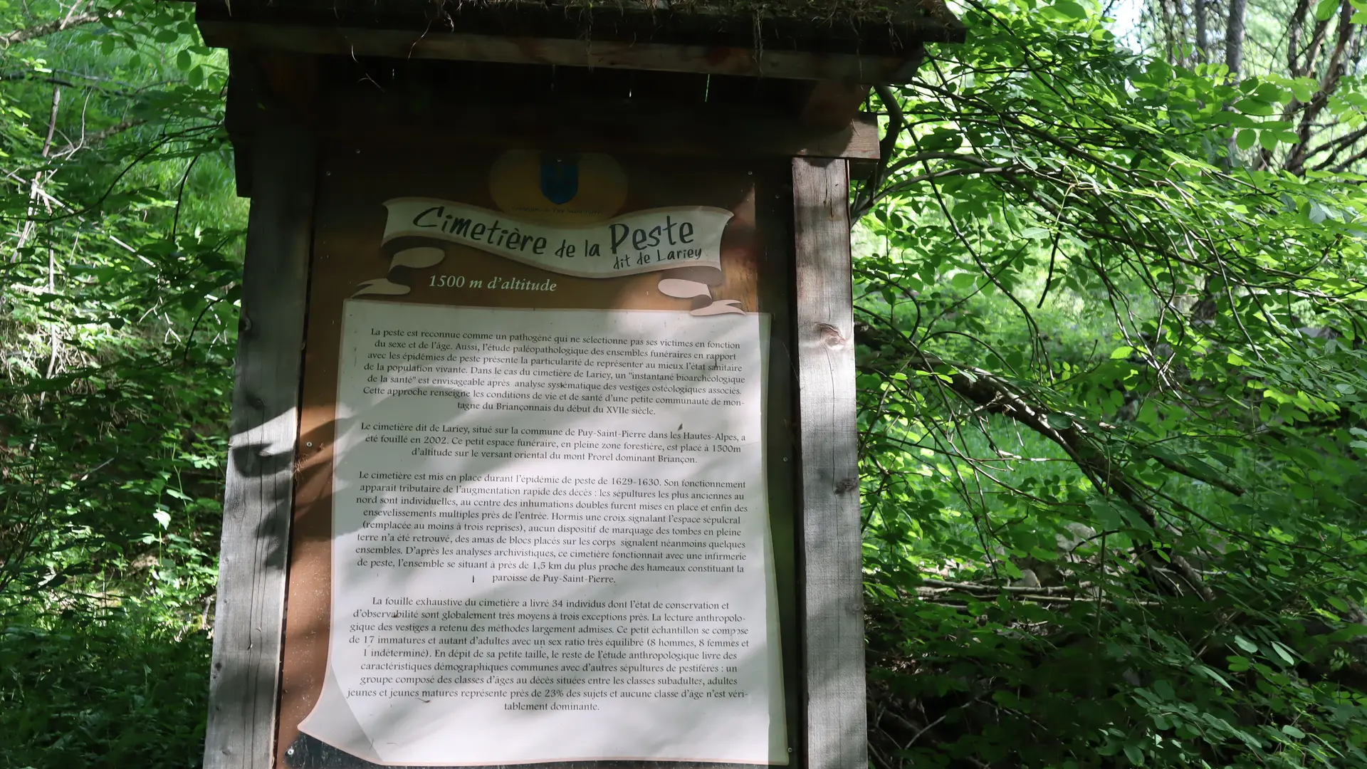 Un panneau explicatif permet d'expliquer l'histoire du cimetière de la peste dit Lariey