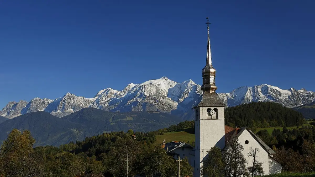 Cordon, son église face au Mont-Blanc