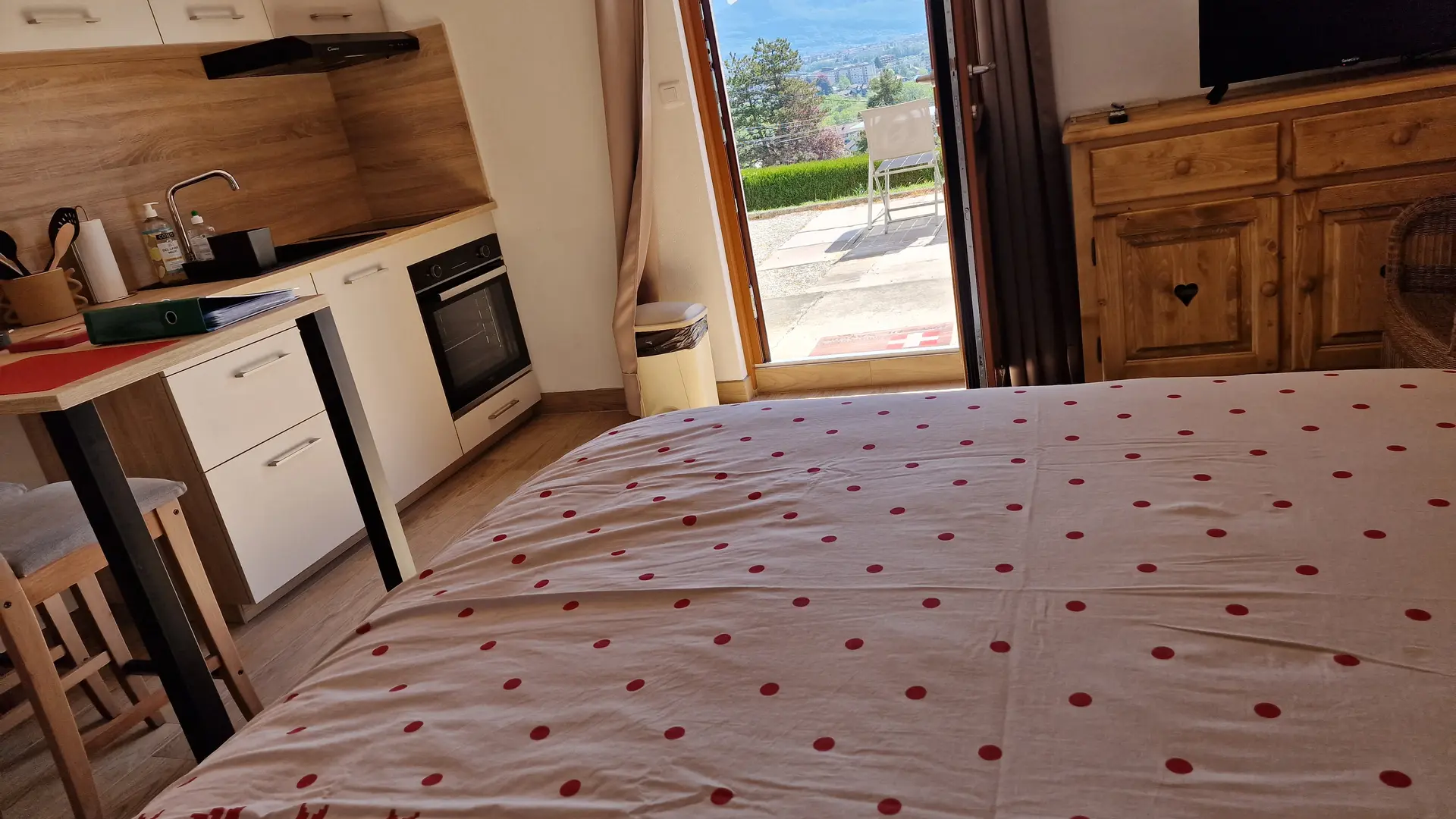 Pièce principale avec accès terrasse