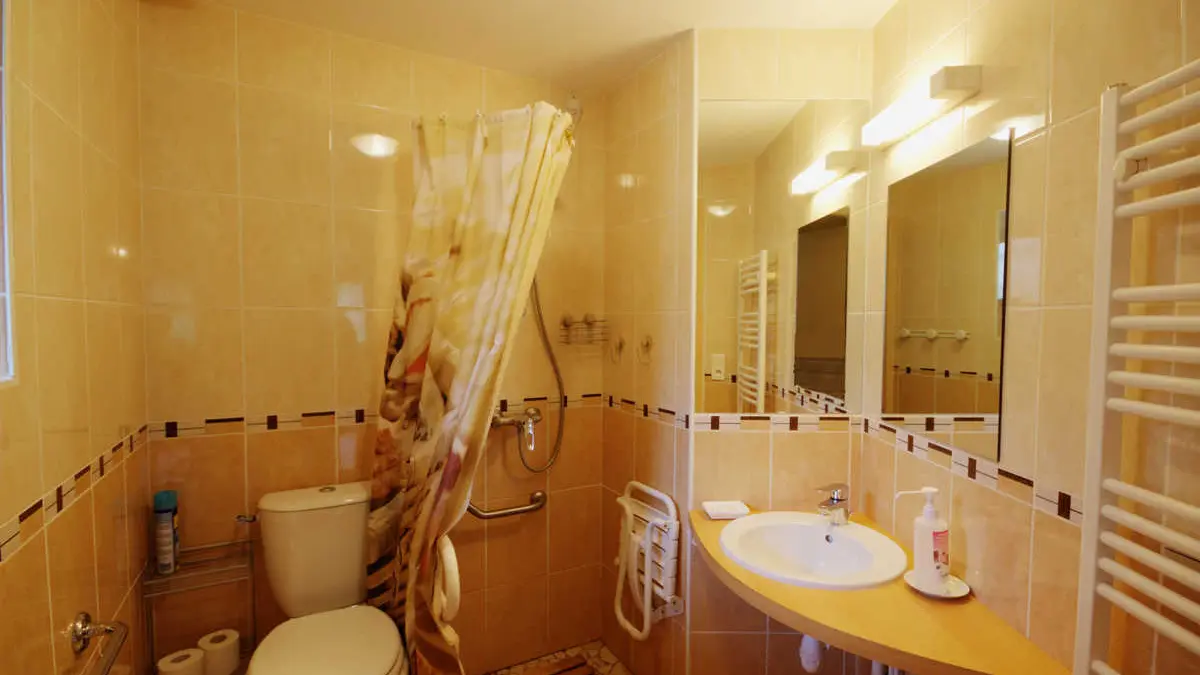 salle d'eau et WC du Rez de chaussée. L'ensemble est adapté pour handicapés.