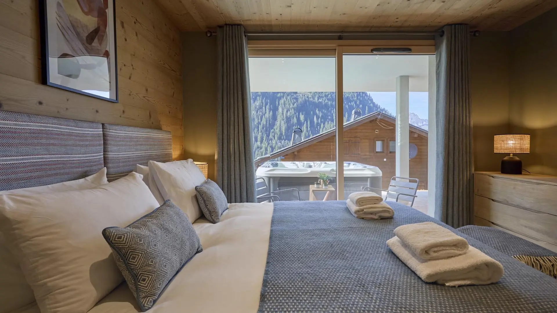 Chambre avec grand lit, balcon, vue montagne