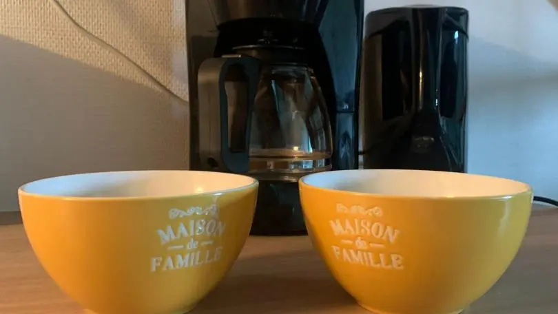 Espace petit déjeuner avec cafetière à filtre et bouilloire