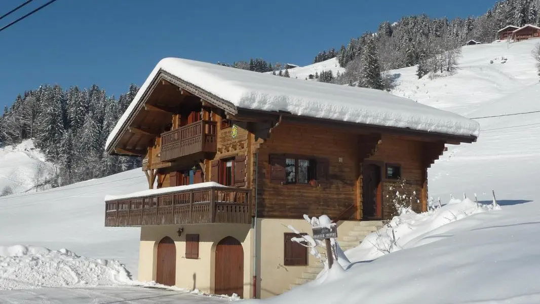 Vue du chalet en hiver