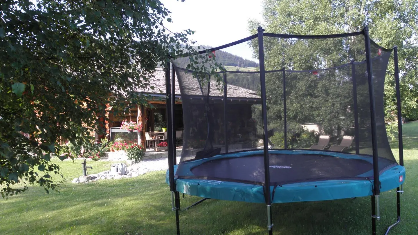 Trampoline diamètre 3.80.
Sous la responsabilité des parents