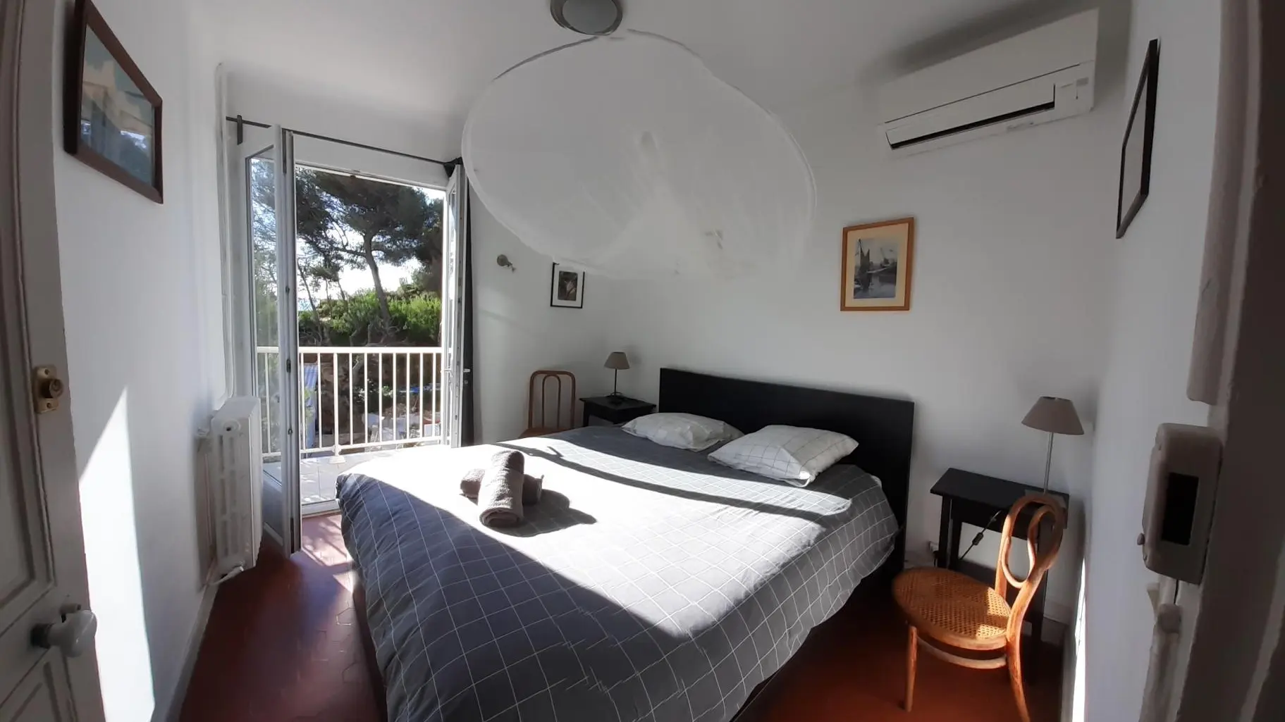 La chambre avec balcon vue sur mer