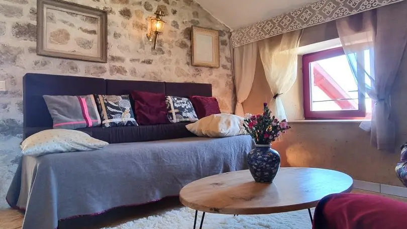 2ème niveau : pièce de vie avec espace salon détente/TV - salle d'activité.