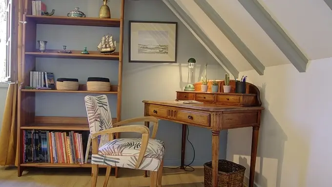 Espace bureau situé dans la chambre pour 3 personnes.