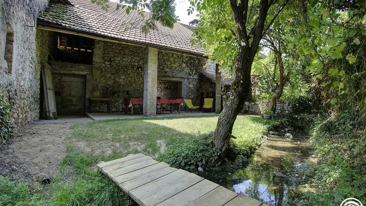 Vu sur la terrasse couverte et le petit pont