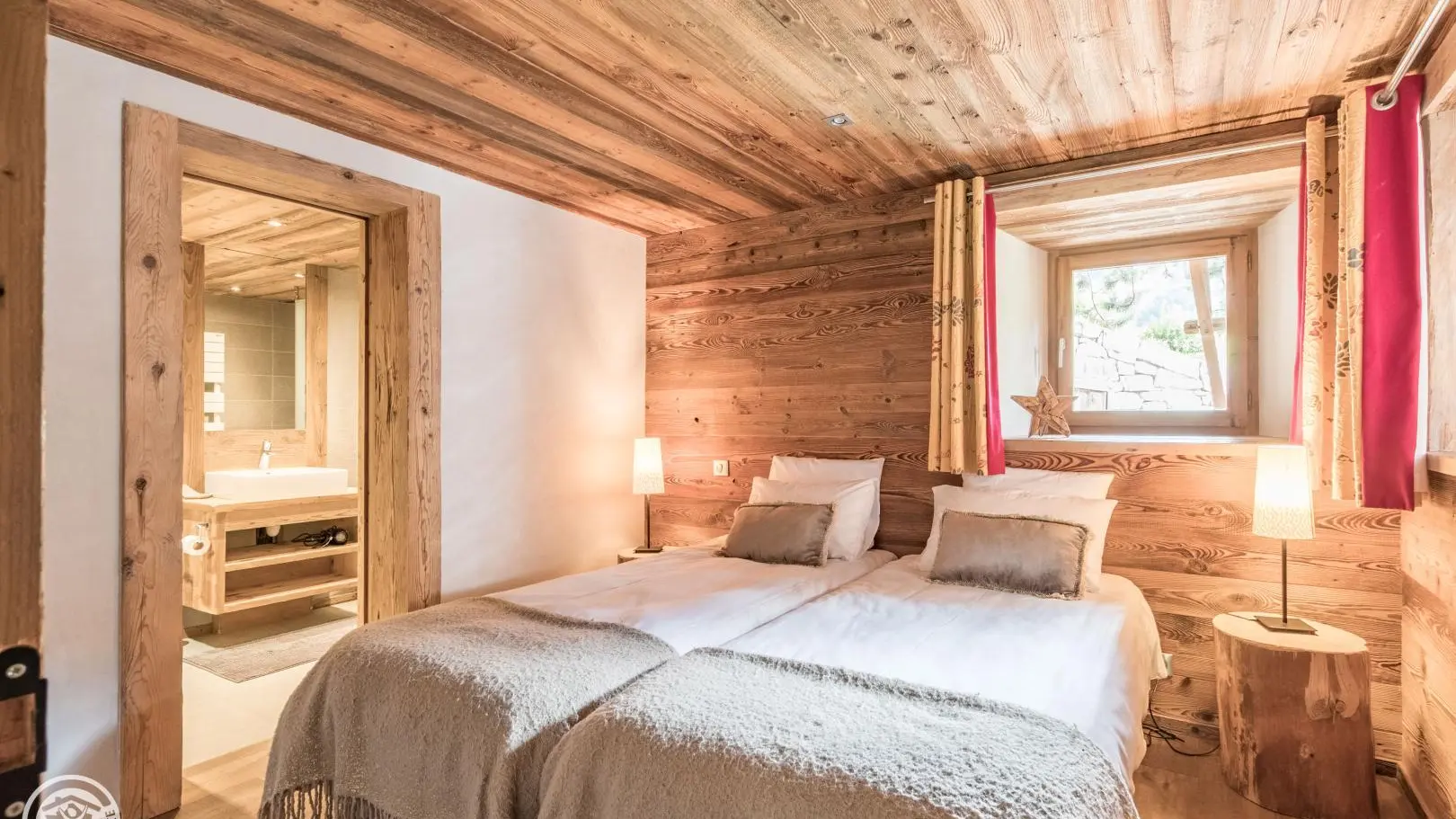 Chambre 1 suite parentale avec salle de bains