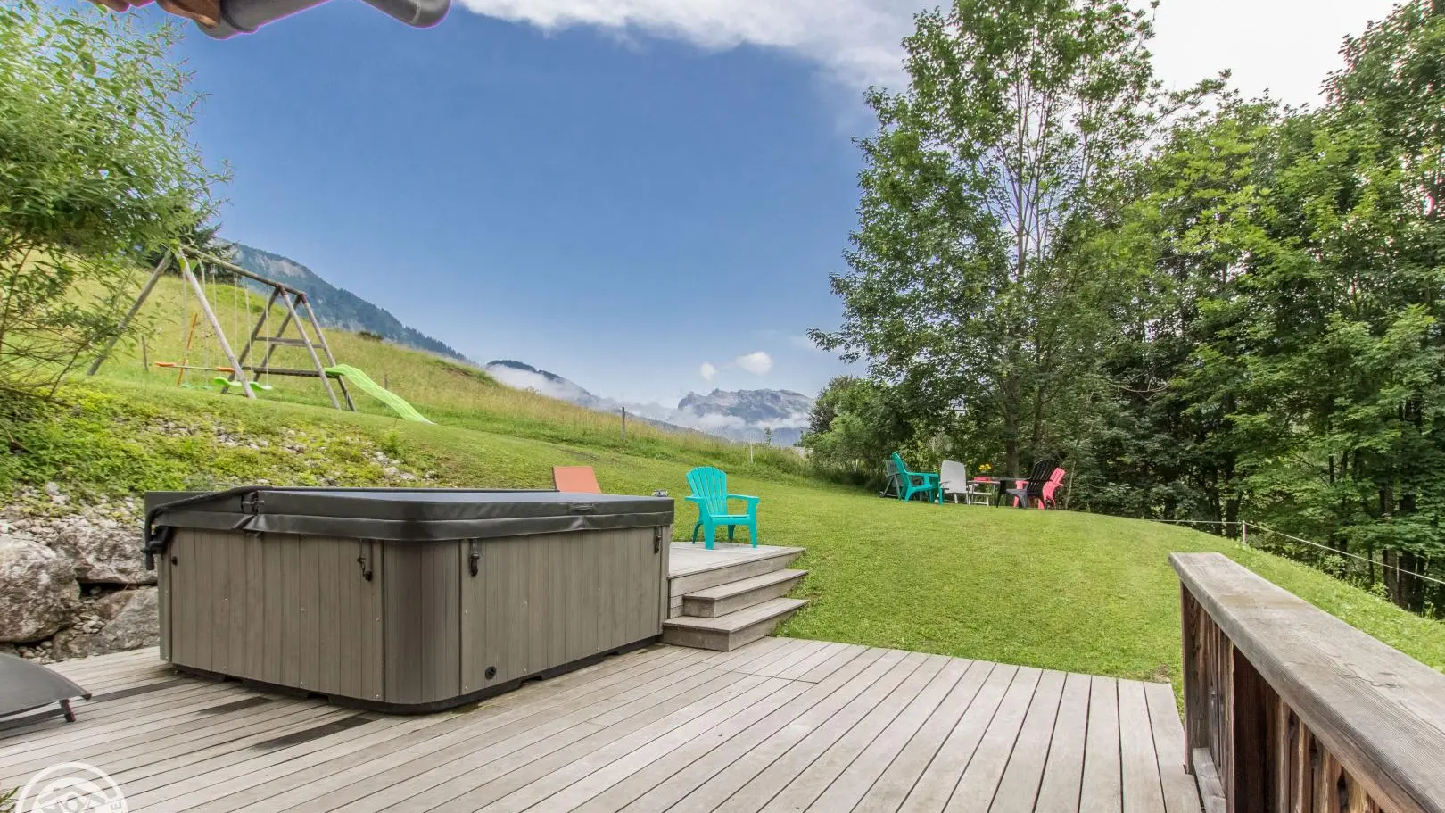 Terrasse en bois derrière le chalet au calme
