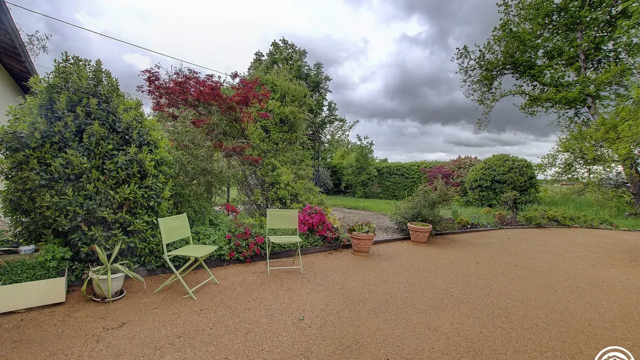 abords et parking devant les 2 chambres