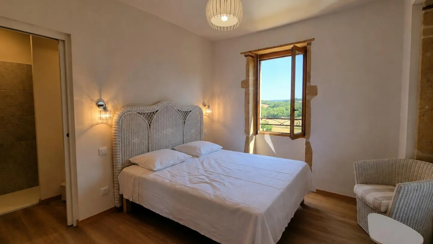 Suite 2 : un lit 160x200cm avec salle d'eau privative.