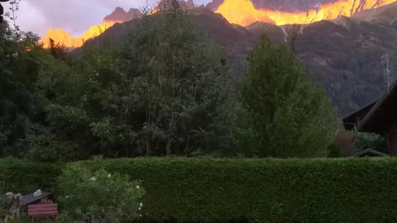 Belles lumières du soir vues de la maison.