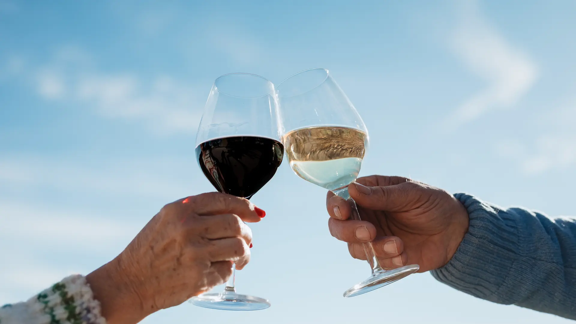 Tchin, verres de blancs et rouges qui se cognent