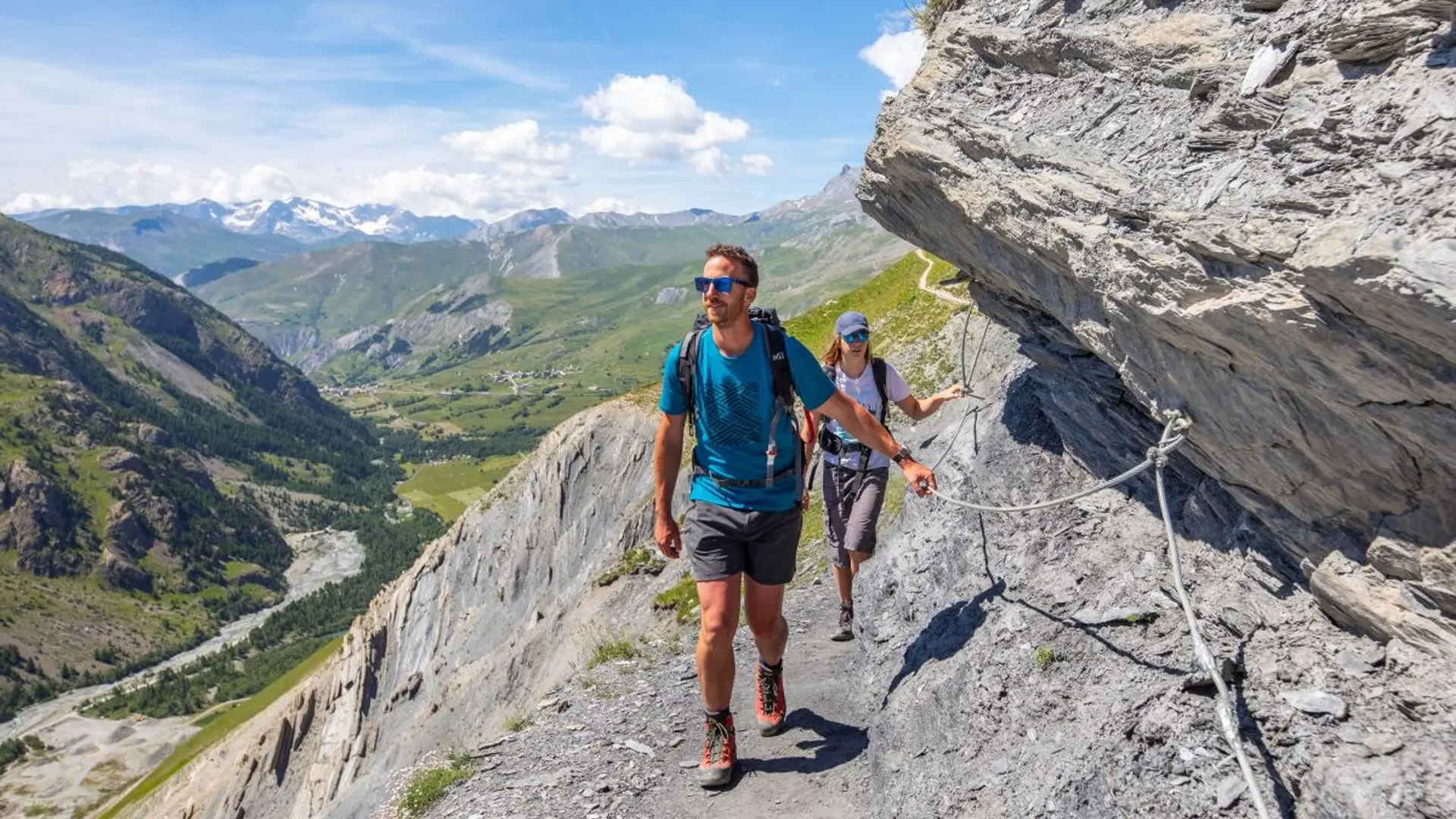 Randonneurs sur le sentier des Crevasses