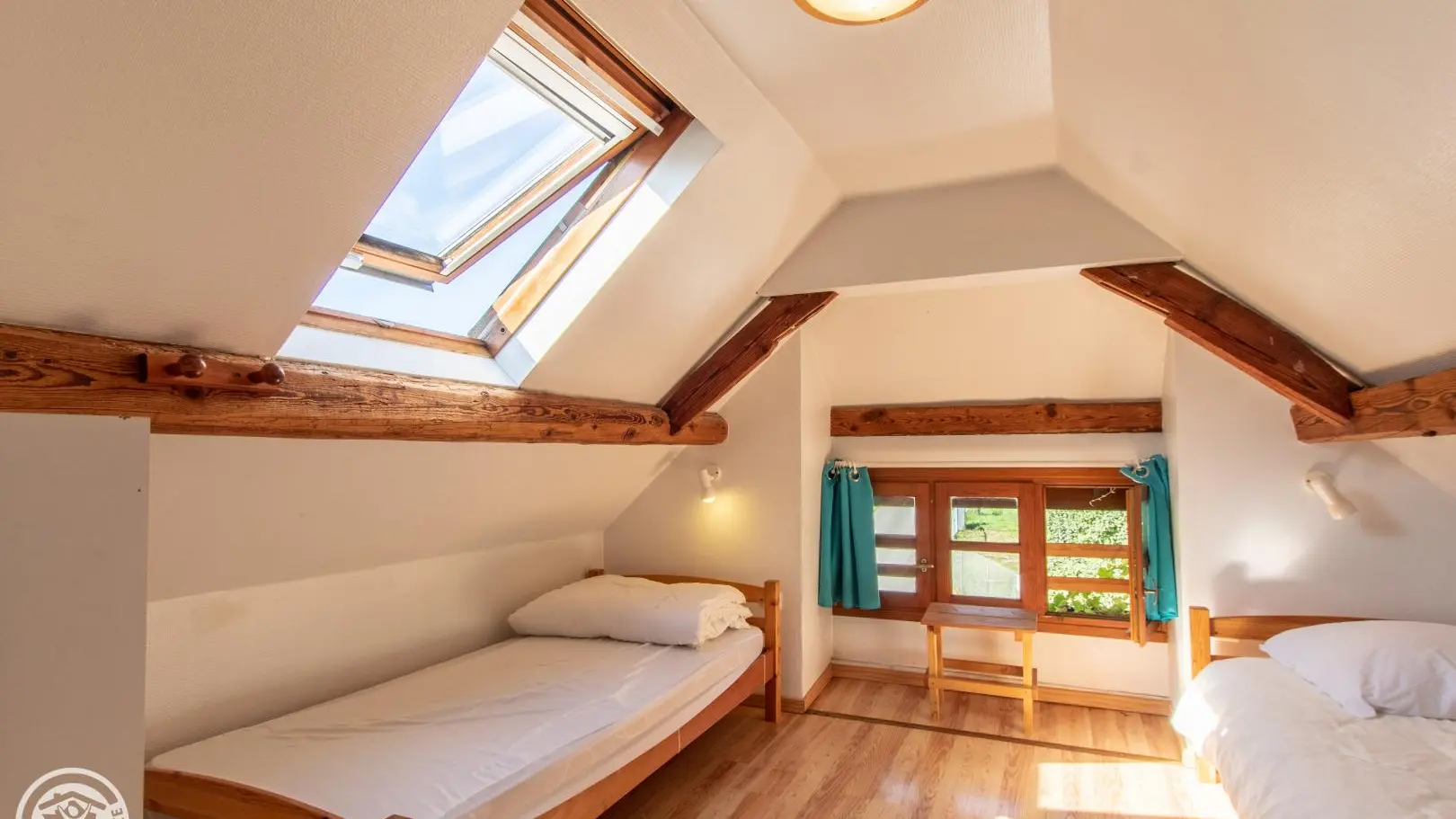 2ème étage - grande chambre séparée en deux espaces par un rideau (espace 2)