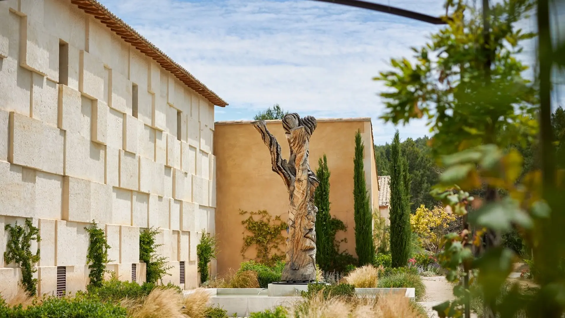 Domaine de l'Abbaye Sainte-Marie de Pierredon Mouriès sculpture