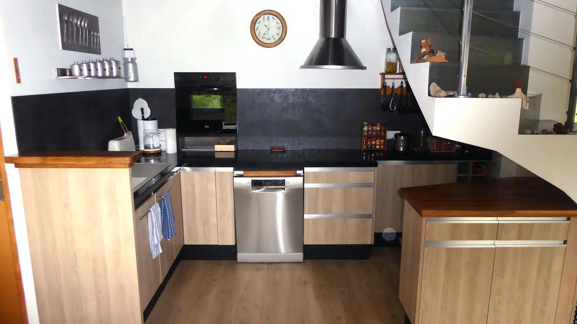 Cuisine équipée avec un four, lave-vaisselle, cafetière, bouilloire, etc.