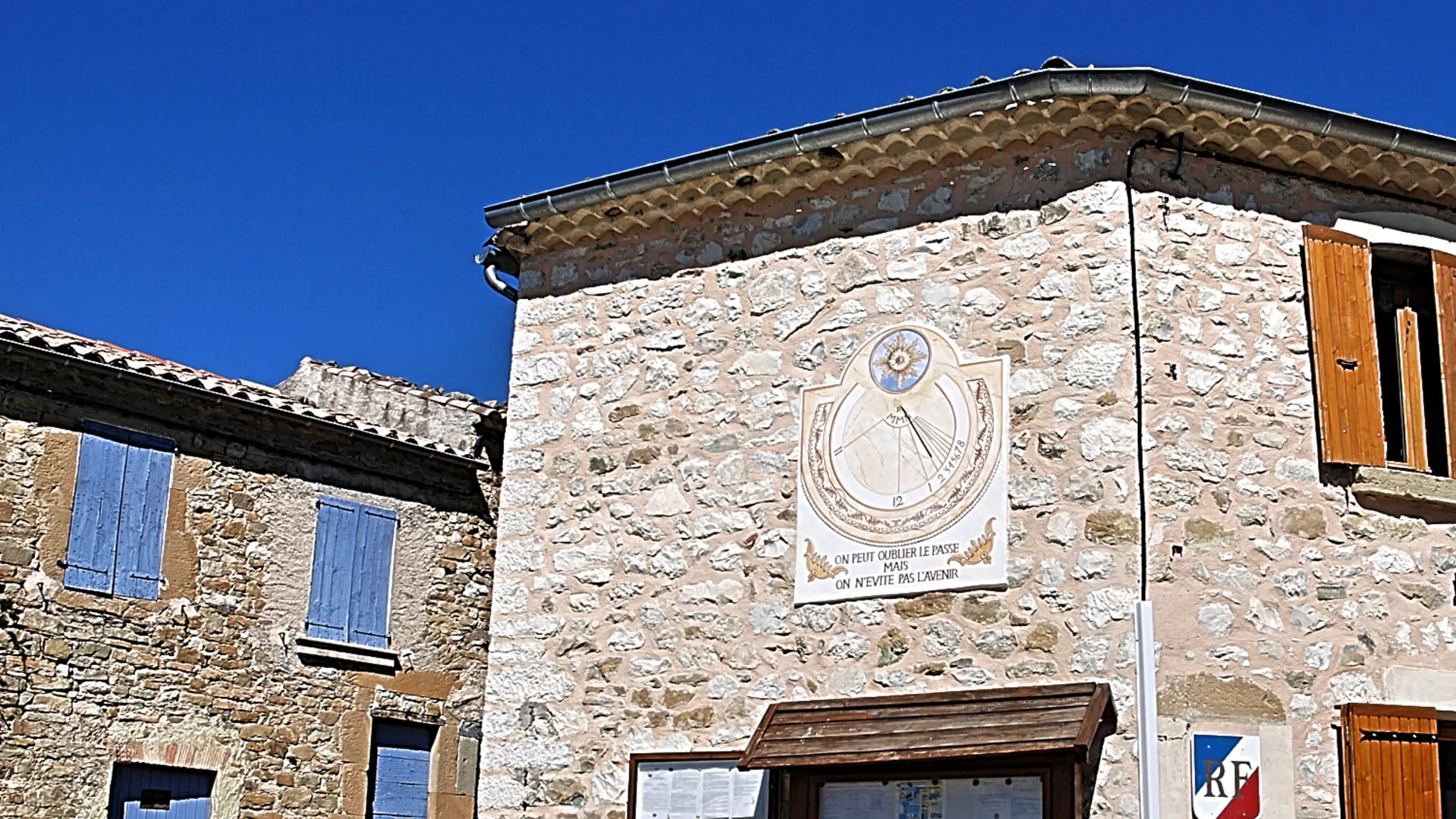 Cadran solaire situé sur la façade de la Mairie de Montmorin à Valdoule