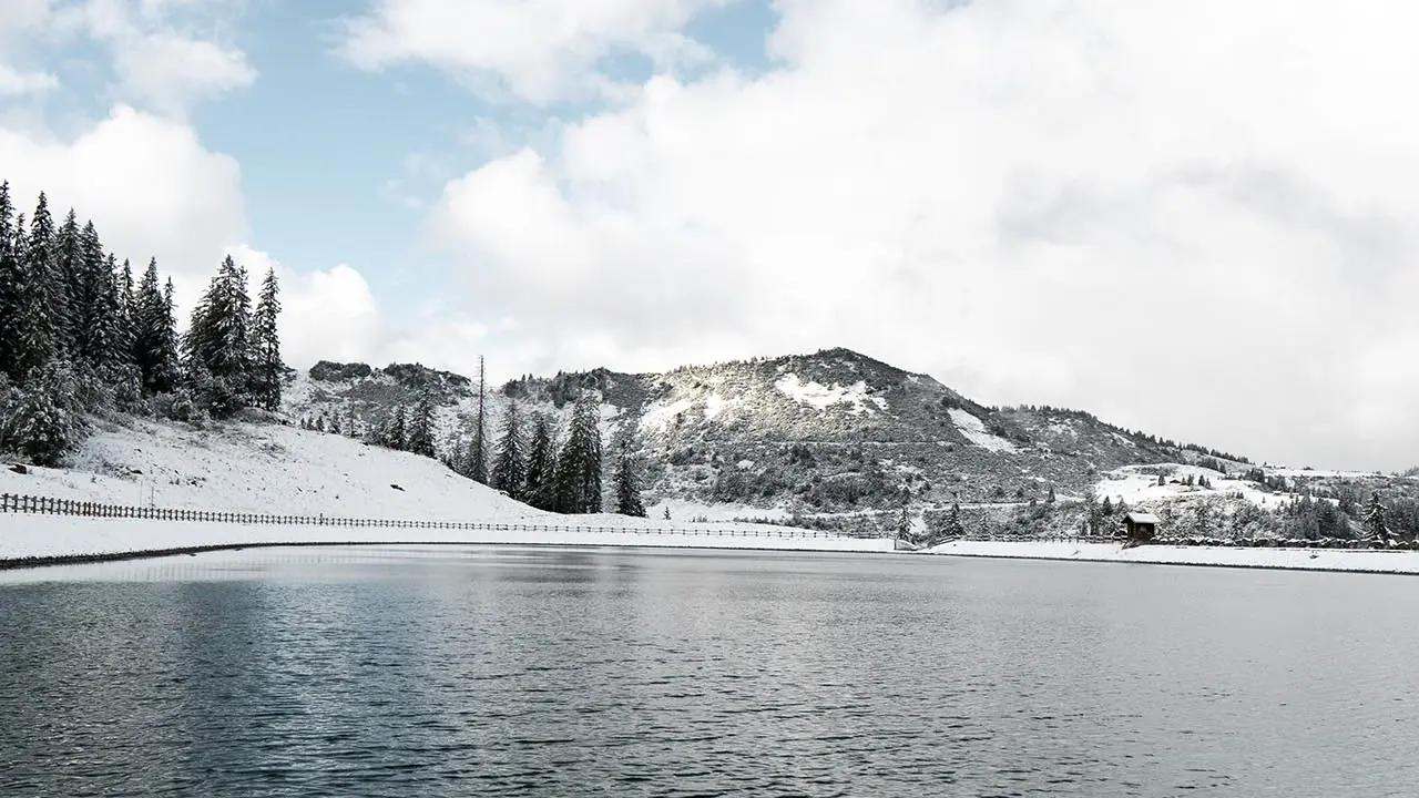 Le lac des Queysets en hiver