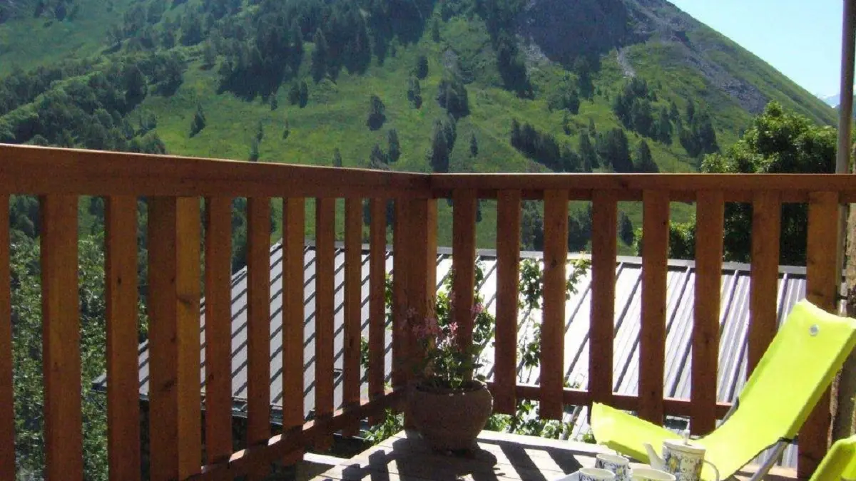 Balcon avec vue montagne, coté Est