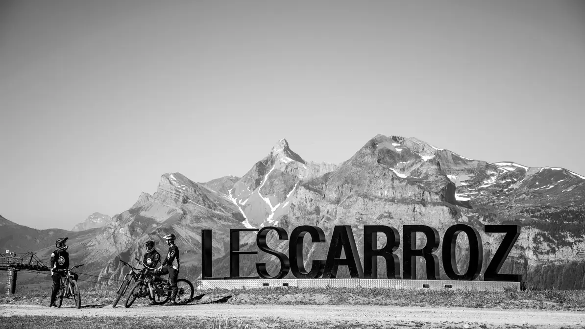 Lettrage Les Carroz au départ des pistes du Bike Park