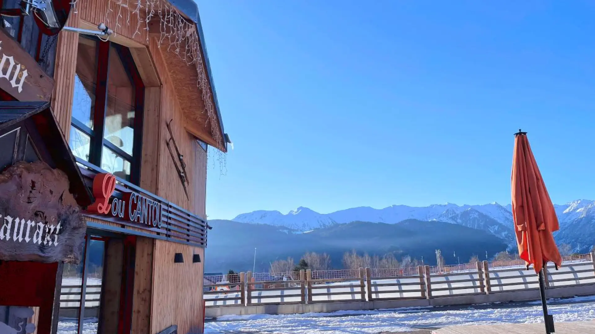Façade and panoramic view