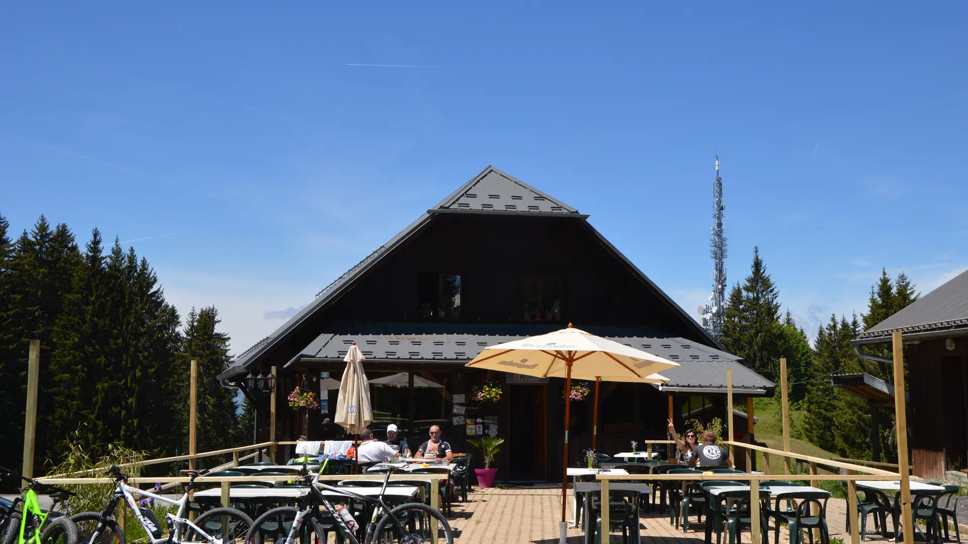 En été, La Tanière se situe au départ de sentiers VTT