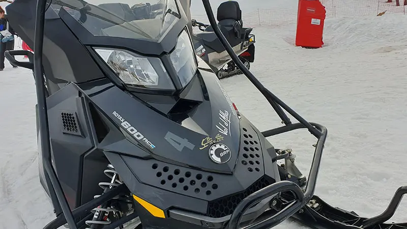 scooter des neiges - photo prise sur terrain autorisé