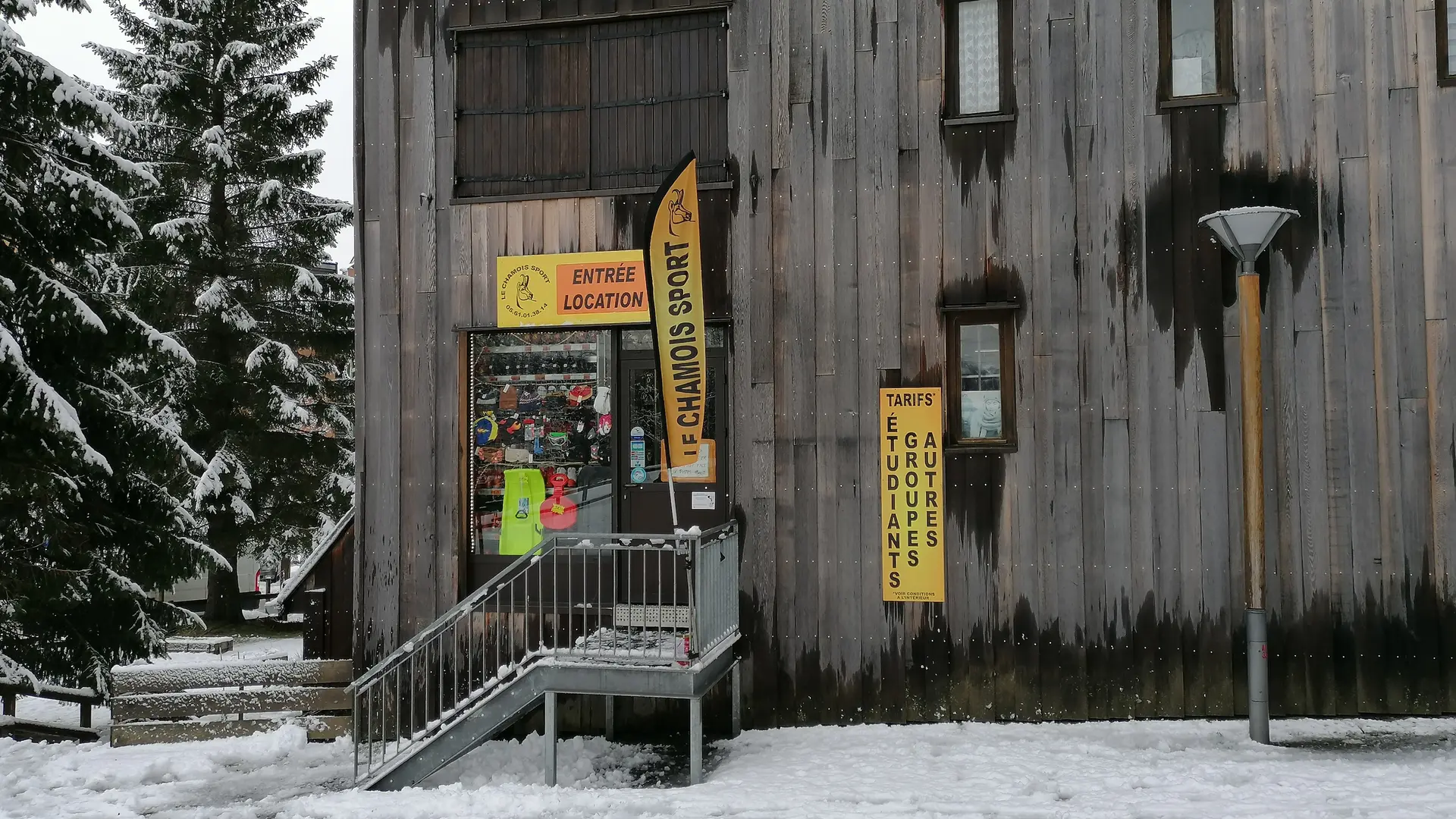 Chamois Sport extérieur en face arrivée télécabine