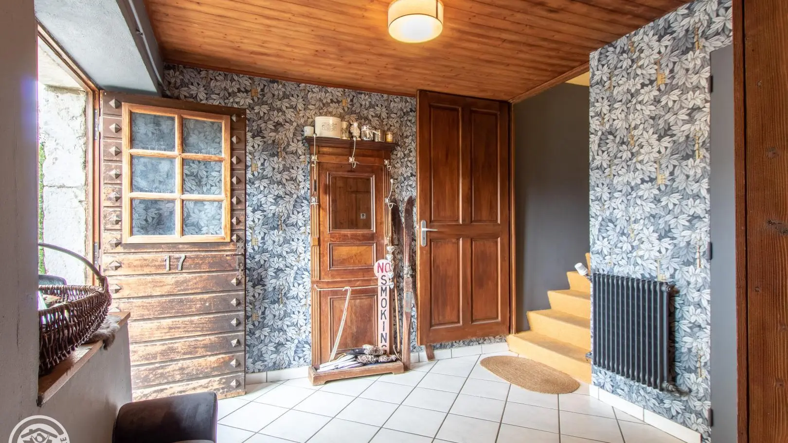 Sas d'entrée avec escalier vers le 1er étage, salle d'eau et accès cuisine