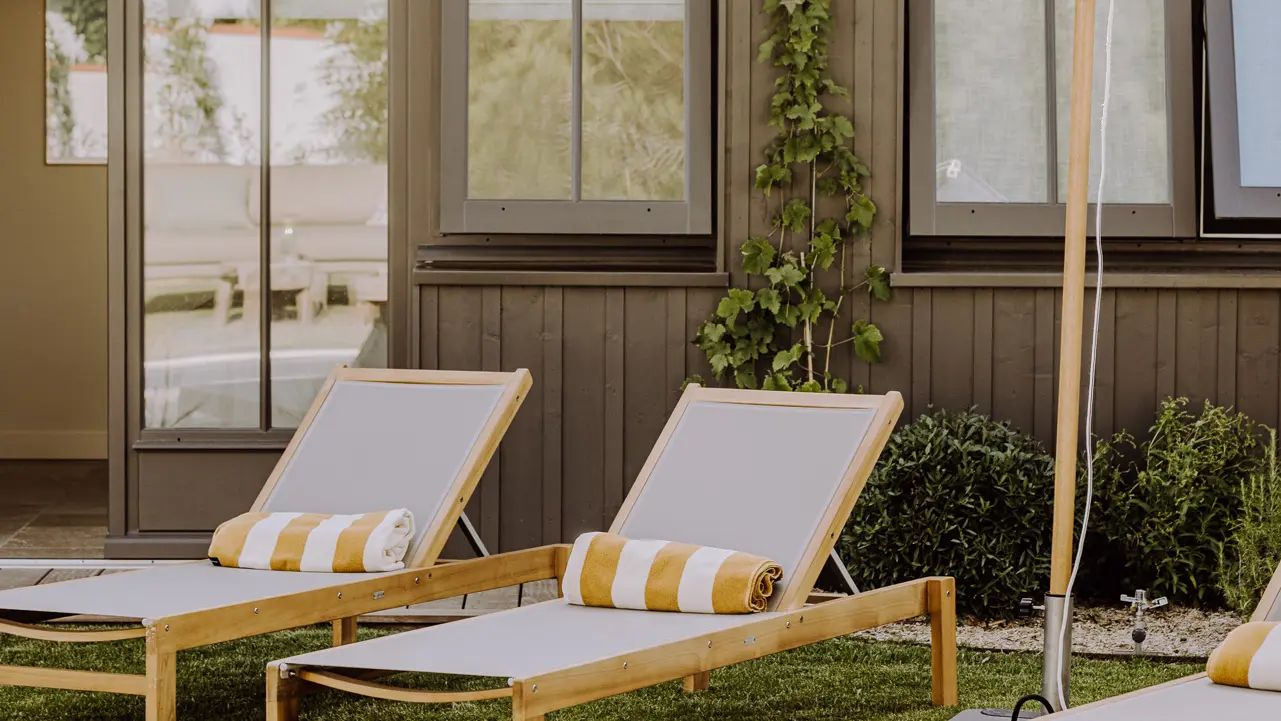 Liegestuhl + Swimmingpool