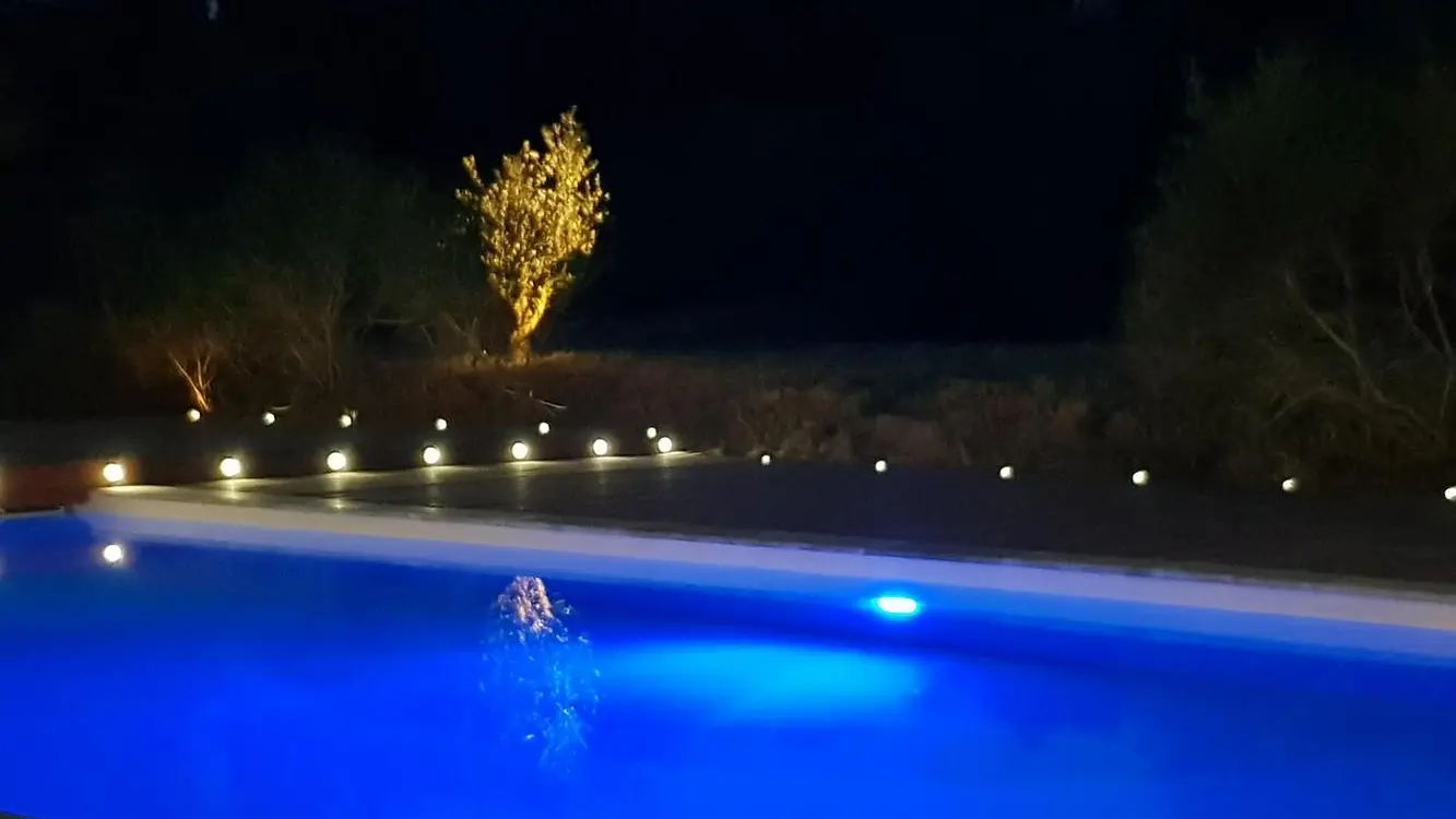 piscine la nuit
