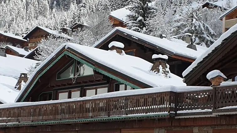 Façade du chalet en hiver
