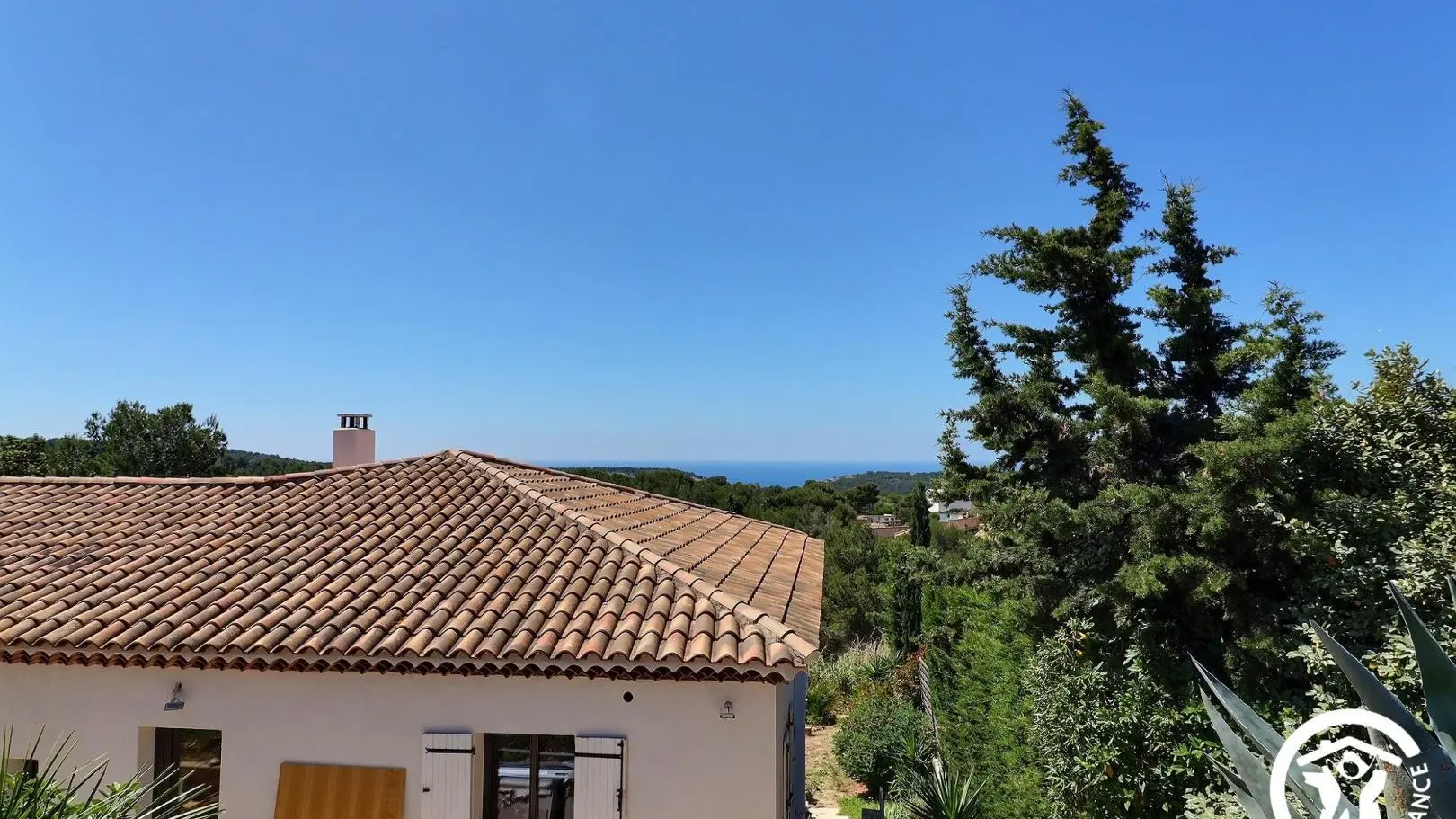 maison principale, l'appartement se trouve au rez-de-chaussée avec un accès direct à la piscine