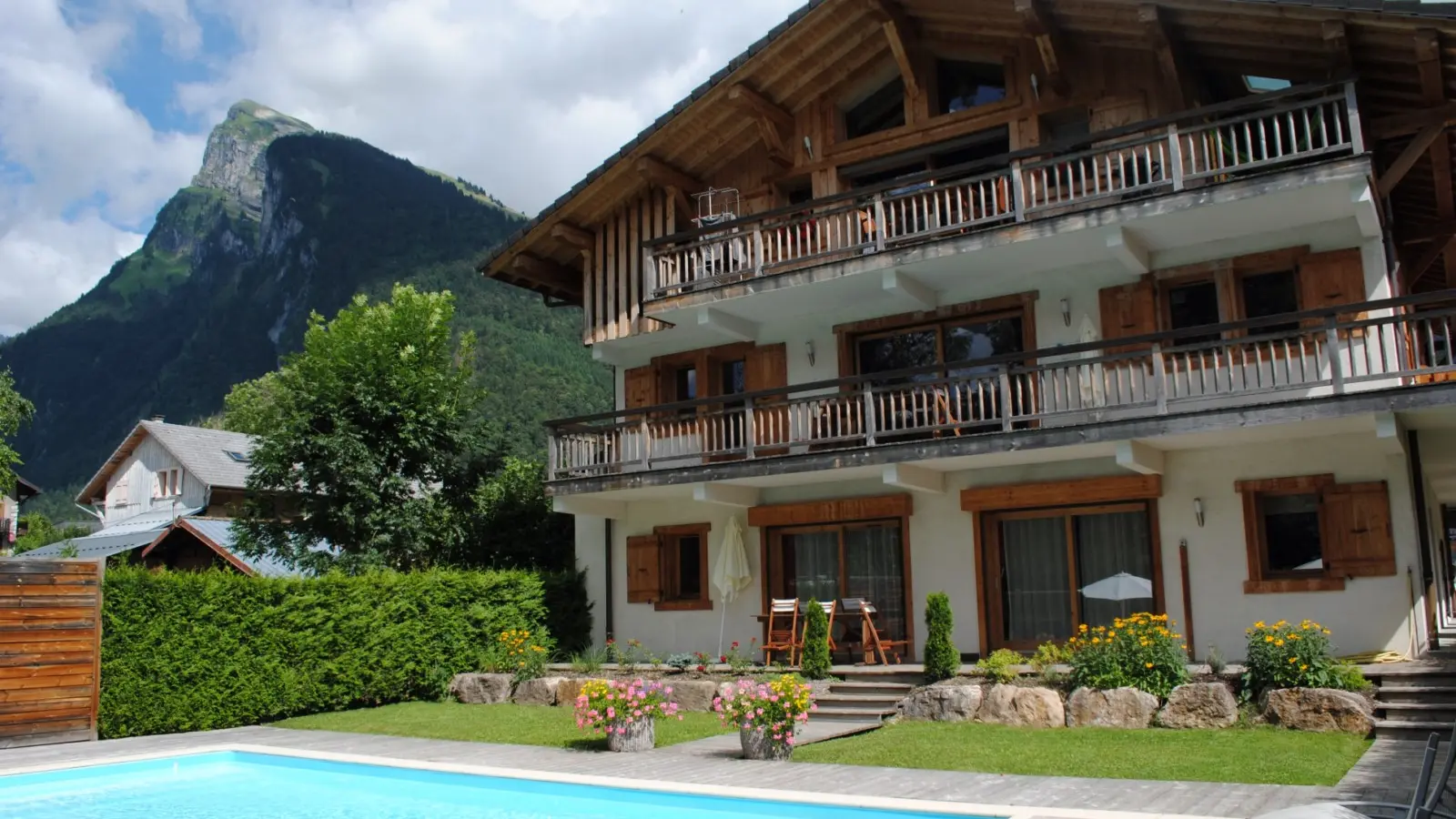 Chalet de derrière l'été avec la piscine