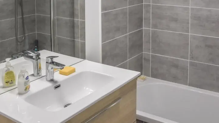 Salle de bain, équipée d'une baignoire et douche.